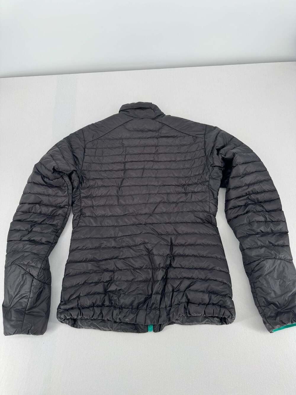 Arc'teryx Women's Quilted Full Zip Puffer Jacket Black with Teal Zippers - Picture 4 of 10
